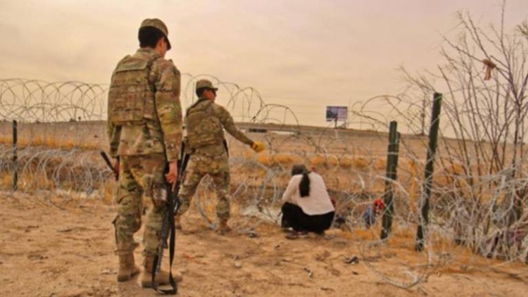 Ley SB4 en Texas permite a la Policía de Texas detener y expulsar a migrantes sospechosos de ingresar de forma irregular a Estados Unidos.