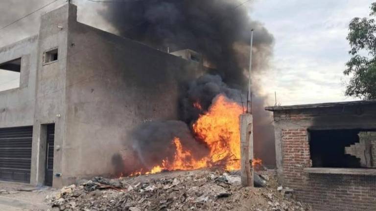Bomberos sofocan incendio en basurero clandestino de la Santa Cecilia; no se reportan lesionados.