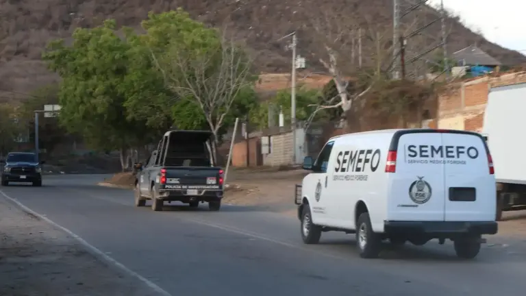 El Servicio Médico Forense sube a la mina en la sierra de Rosario para rescatar el cuerpo del minero localizado sin vida el 8 de abril.