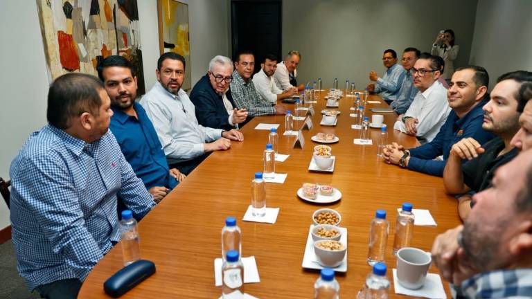 El Gobernador de Sinaloa Rubén Rocha Moya se reúne con productores de garbanzo.