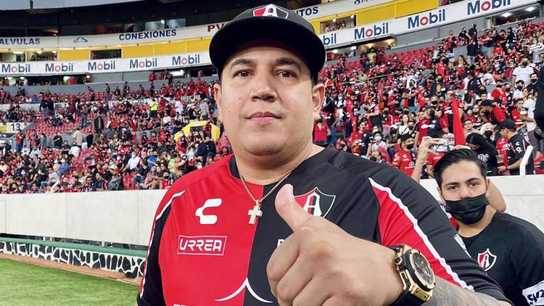 Eddy Reynoso donó 100 mil pesos a los afectados de la pelea en Querétaro.