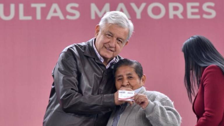 El Presidente Andrés Manuel López Obrador en la entrega de pensiones a dultos mayores.