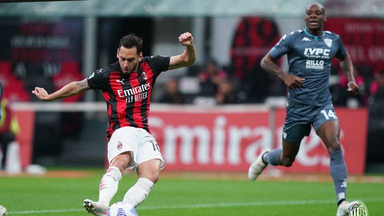 El AC Milan logró tres puntos que los ayudan a tomar aire en su lucha por un lugar en la próxima Champions League.