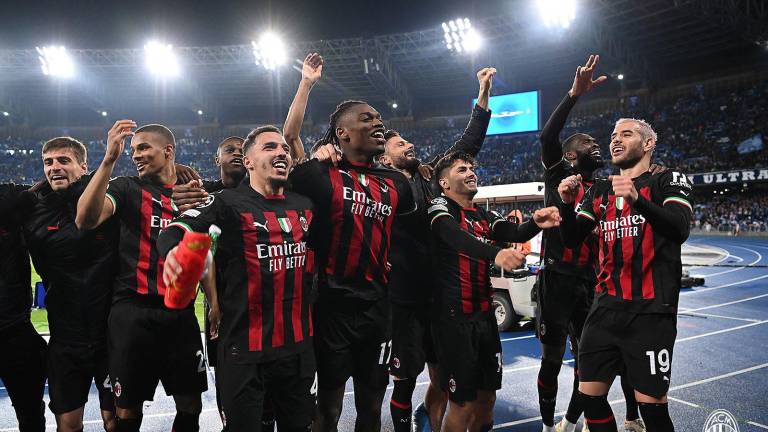 El Milan empata en Nápoles para volver a semifinales de la Liga de Campeones
