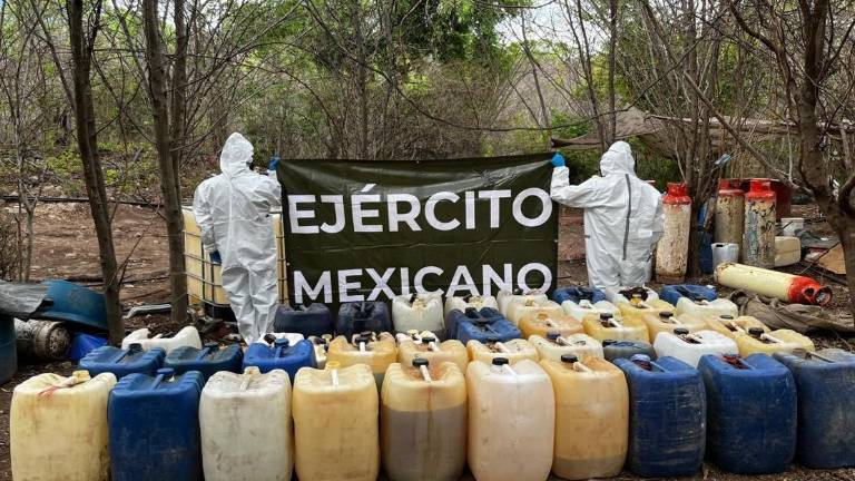 Militares resguardan miles de litros de precursores químicos asegurados en la zona rural de Sinaloa.