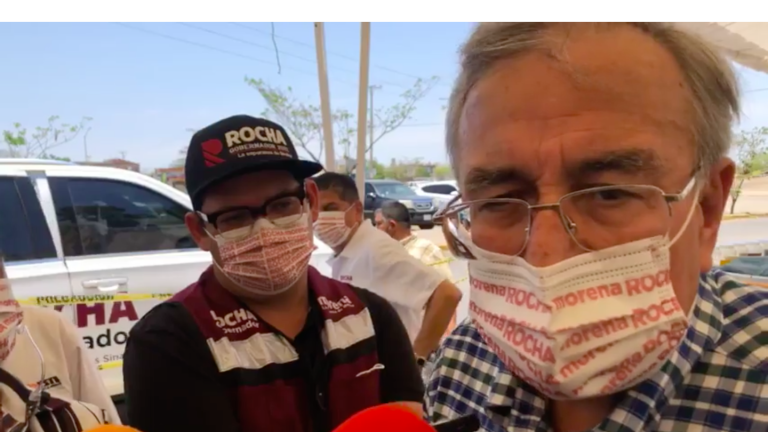 El candidato a la Gubernatura, Rubén Rocha Moya, luego de recibir la segunda dosis de la vacuna