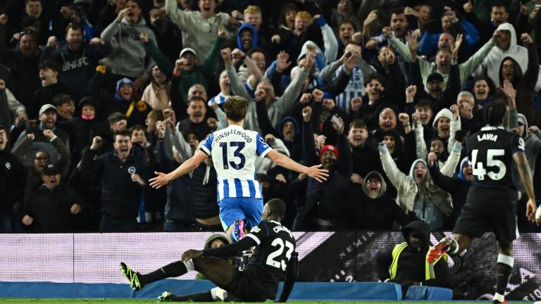 Jack Hinshelwood puso el 2-0 en el marcador en favor del Brighton.