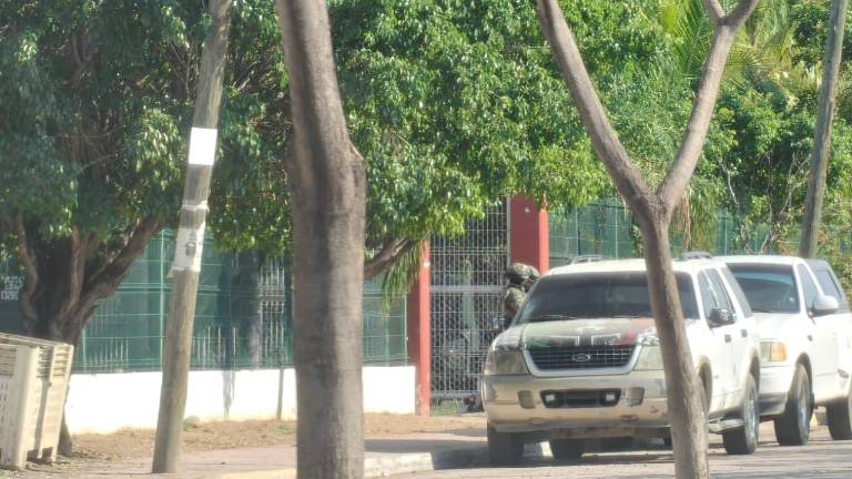 Camiones y otras unidades se encuentran en las instalaciones del club social en dónde se apreció un significativo número de elementos castrenses.