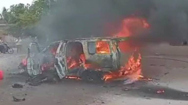 Una de las camionetas que acompañaban a Hipólito Mora fue incendiada tras el ataque.