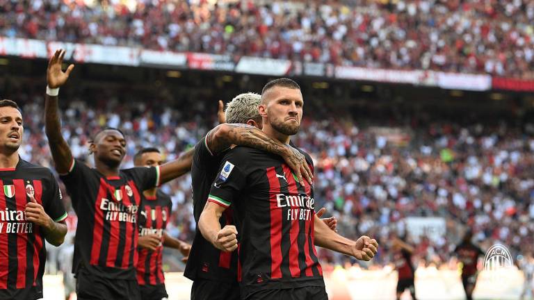 Milán arranca con fuerza la defensa de su título