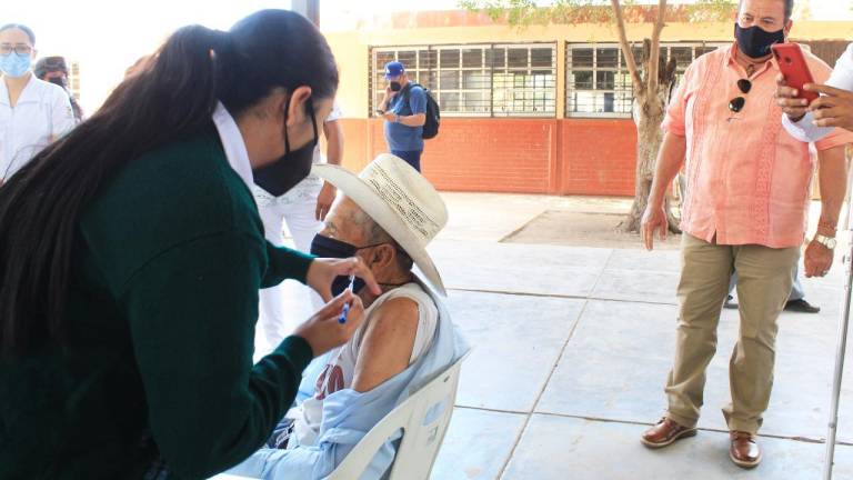 Colapsa gente de Culiacán jornada de vacunación contra el Covid-19 en Navolato
