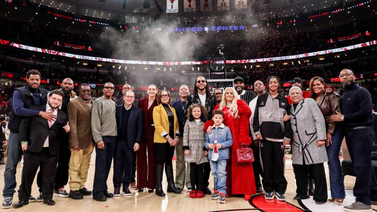 Rose estuvo acompañado de su familia, ex compañeros y una afición que lo ovacionó como símbolo de inspiración para la ciudad.