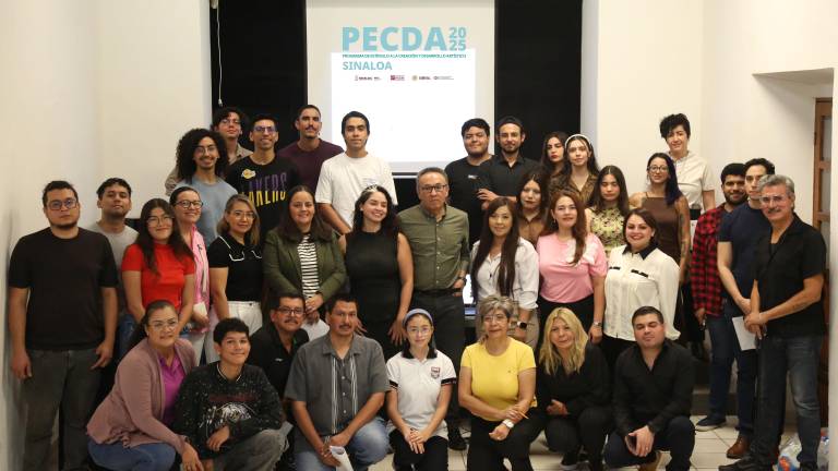 Los nuevos becarios del PECDAS firmaron sus cartas de compromiso.