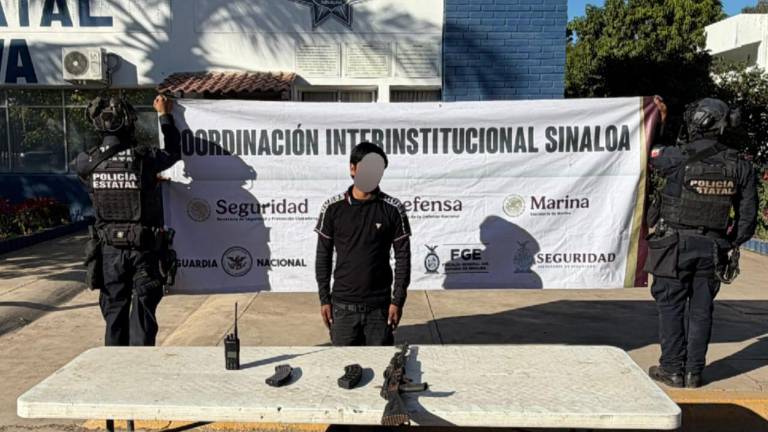 Armamento y equipo de radiocomunicación fueron asegurados a un menor detenido por policías estatales en Villa Juárez, Navolato.