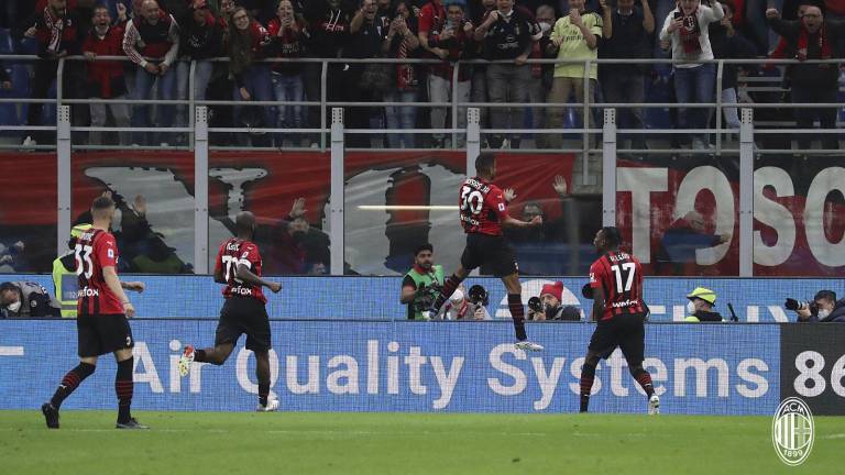 Milán se impone 2-0.