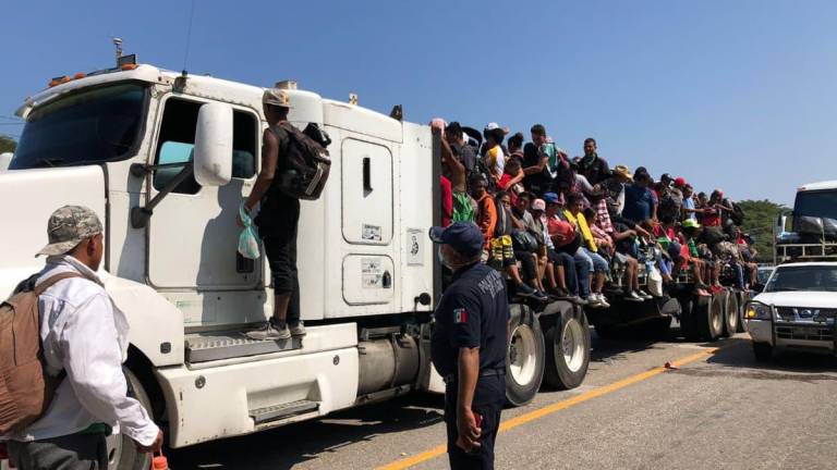 Guardia Nacional impide que camiones transporten a migrantes de la caravana en Oaxaca