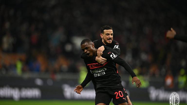 Pierre Kalulu marca el gol del triunfo del Milán.