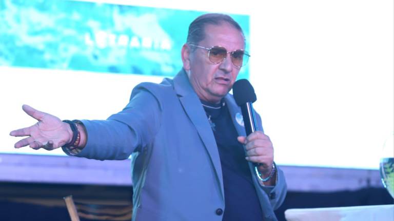 Óscar García presentó su primer libro ¿Te hace sentido? en el teatro El Cid.