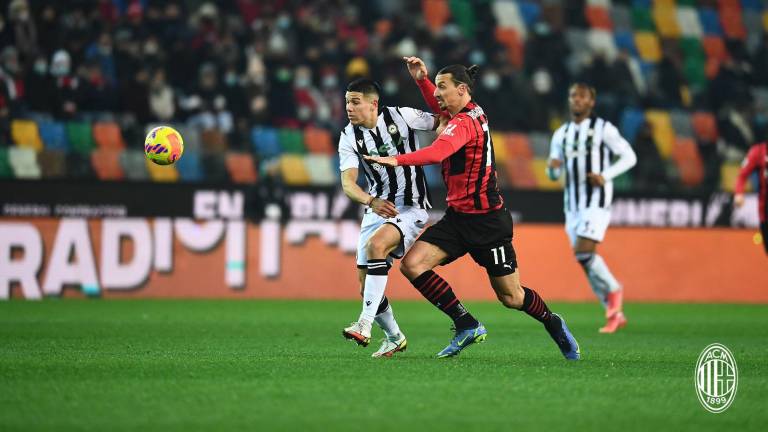 Zlatan Ibrahimovic marca el gol del Milán.