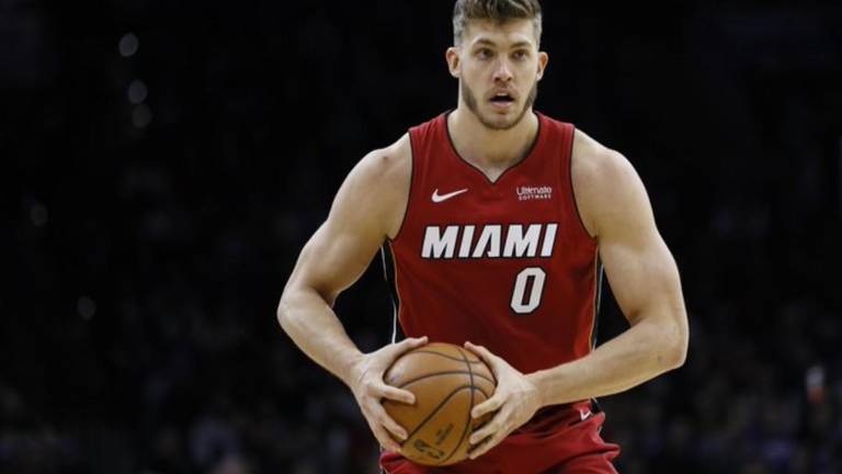 El alero del Heat de Miami Meyers Leonard antes del juego ante los Bucks de Milwaukee.
