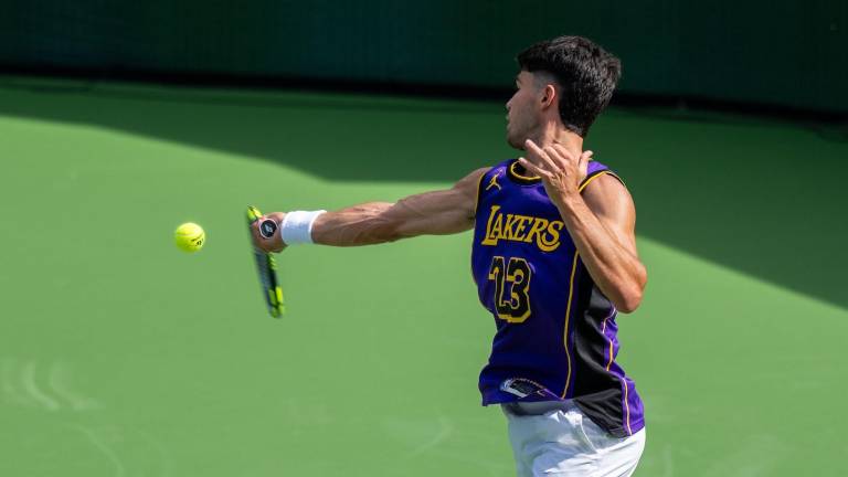 Carlos Alcaraz buscará ganar de nuevo el trofeo de campeón en Indian Wells.