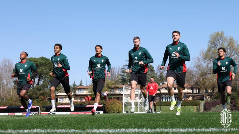 El delantero mexicano Santiago Giménez vuelve a escena con el AC Milan después de casi cinco meses fuera por lesión en el tobillo.