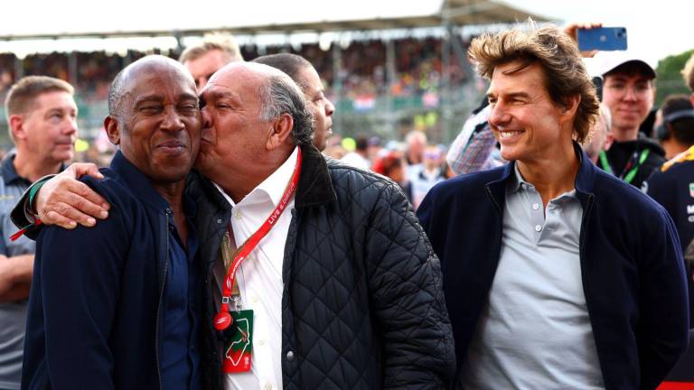 Anthony Hamilton (papá del piloto Lewis Hamilton), Antonio Pérez (papá del Checo Pérez) y Tom Cruise durante el evento de la Fórmula 1.