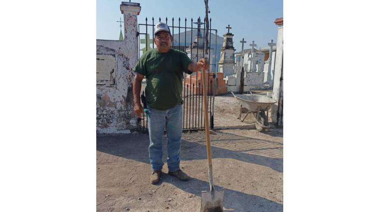 El albañil sinaloense dedica sus tardes a mantener el campo santo en condiciones dignas, sin recibir pago alguno.