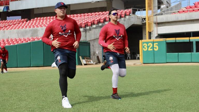 Jonatan Bernal (izquierda) estuvo acompañado por Jesús Ríos en varias de las rutinas de entrenamiento de Venados de Mazatlán.