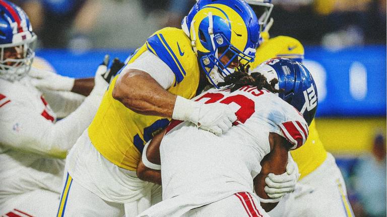 La defensa de los Rams se mostró imponente en su debut en casa.