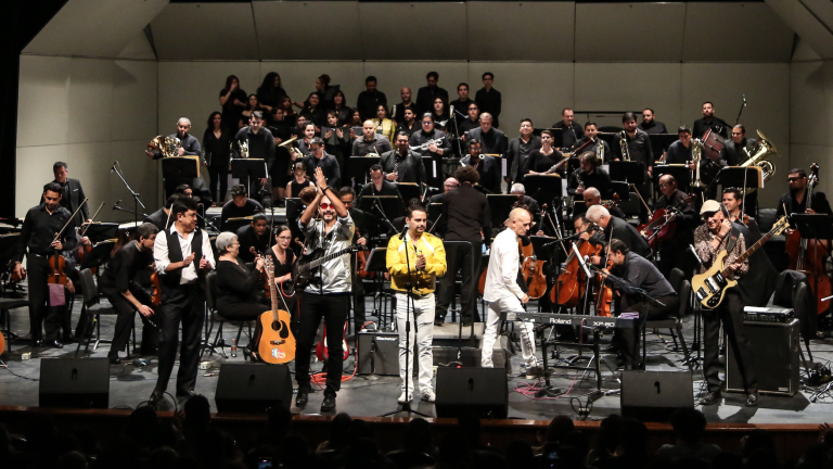 El grupo Quinta Britania y la Orquesta Sinfónica Sinaloa de las Artes rinden tributo a la icónica banda británica.