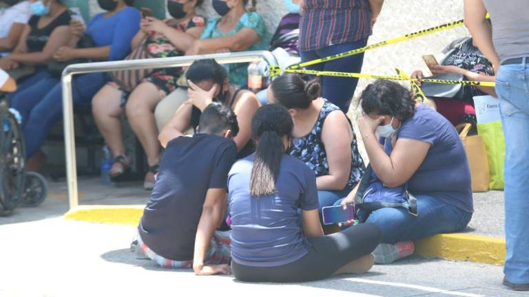 Decenas de personas esperan a las afueras del área de Triage Covid-19 del IMSS Mazatlán.