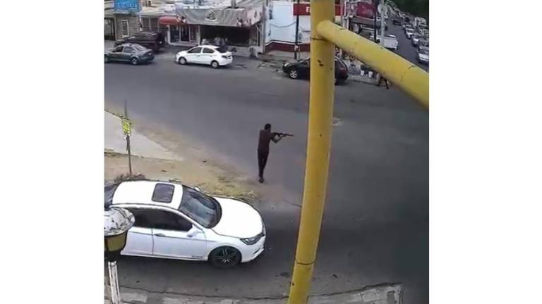 Un video difundido en redes sociales captó el momento en que ocurrió el ataque armado registrado este miércoles en Infonavit Barrancos, en Culiacán