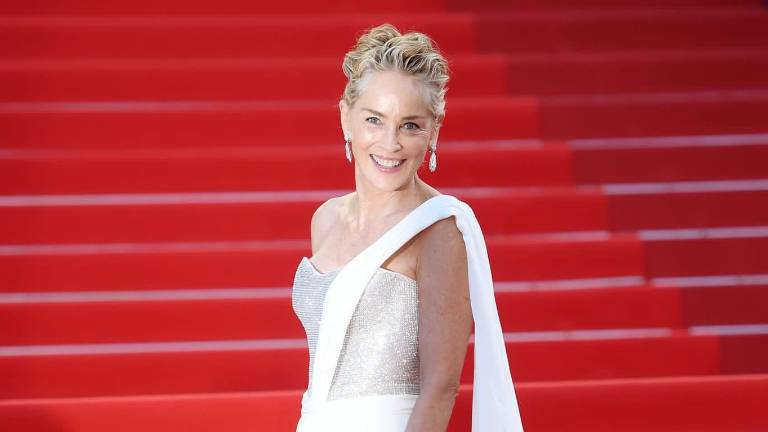 A través de una entrevisa, Sharon Stone dijo que fue amenazada por exigir que todos sus compañeros de trabajo esté vacunado contra Covid-19.