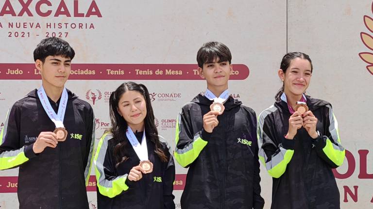 Los atletas sinaloenses lucen sus medallas.