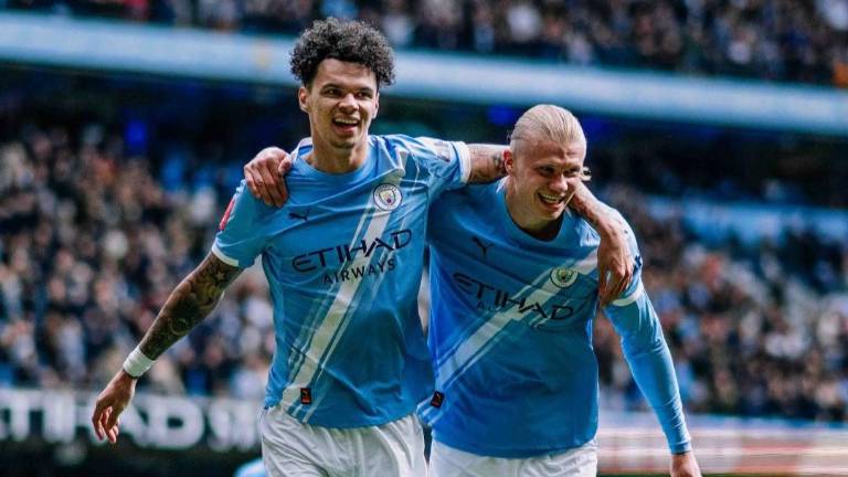 Erling Haaland (derecha) anotó en tres ocasiones para meter al Manchester City a las semifinales de la FA Cup.