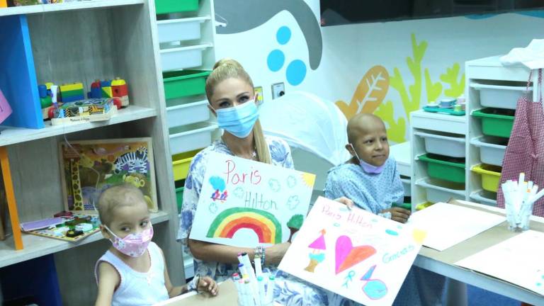 Visita Paris Hilton el nuevo Hospital Civil en Guadalajara