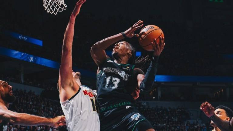 Ayo Dosunmu anotó 43 puntos para llevar a los Wolves a la victoria.