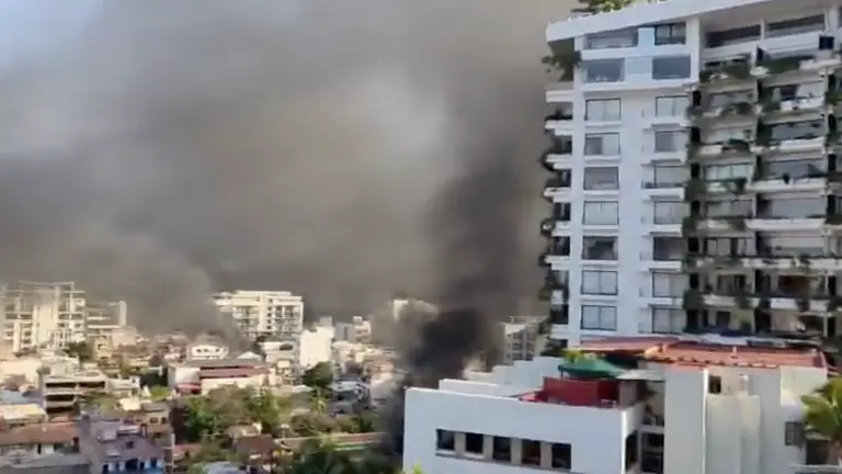 Incendios y bloqueos en Puerto Vallarta mantienen en alerta a la población y a los turistas este domingo.