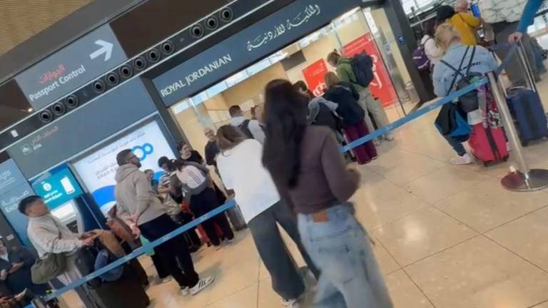 Viajeros esperan en el Aeropuerto Queen Alia, en Amán, Jordania, tras la cancelación de la mayoría de los vuelos por la tensión regional.
