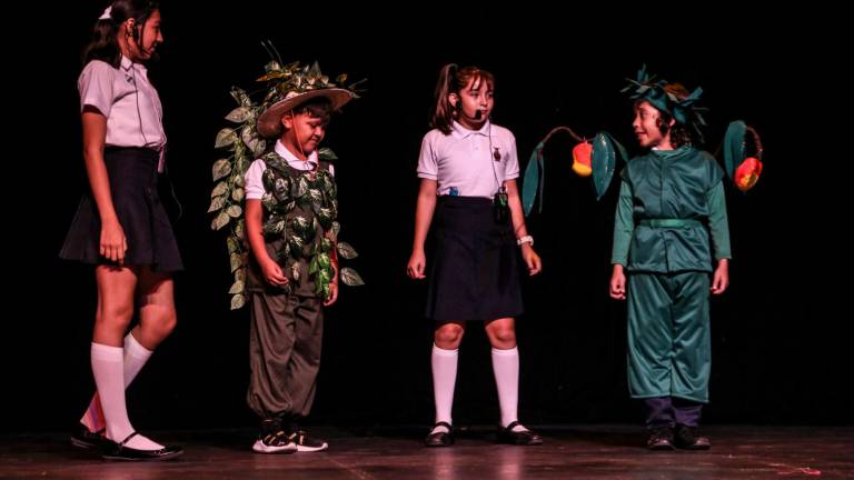 Alumnos del taller infantil de teatro comparten su talento en el festival de fin de cursos