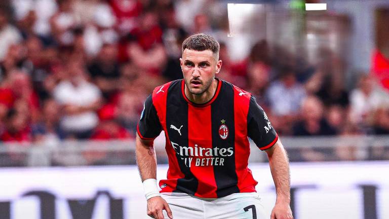 Santiago Giménez y el Milan caen 2-1 ante el Cagliari.