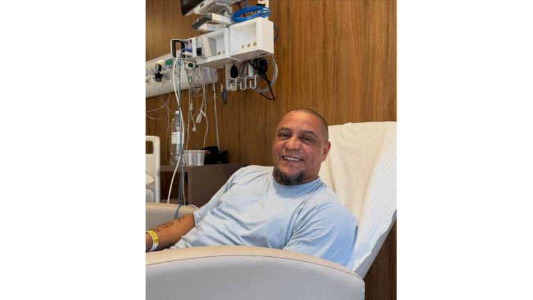 Roberto Carlos supera intervención cardíaca y regresa a casa para su recuperación.