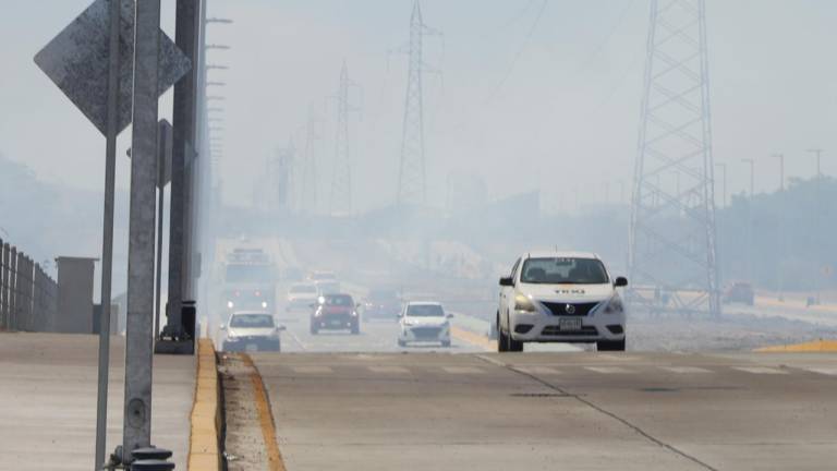 El humo que despide el incendio se ha vuelto denso y dificulta transitar por el tramo recién inaugurado de la Avenida del Delfín.