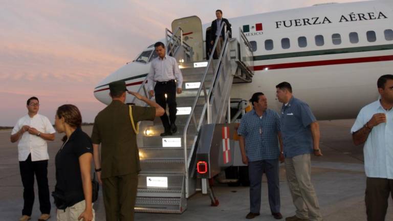 El ex Presidente al descener del avión presidencial en una visita a Mazatlán.