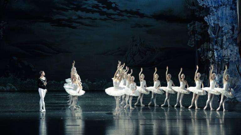 “El Lago de los Cisnes” es un espectáculo que entrelaza la elegancia, la pasión y la fantasía.
