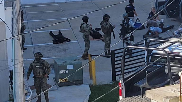 Fuerzas federales detuvieron a los sospechosos en Mazatlán y aseguraron armas y equipo táctico este sábado.