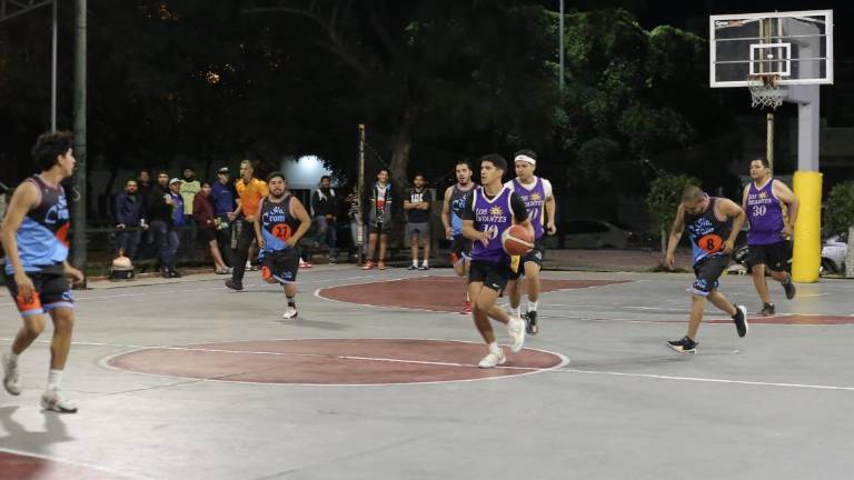 En la cancha del parque Ángel Flores, el Torneo de Baloncesto Marinos vivió duelos cerrados y llenos de intensidad.