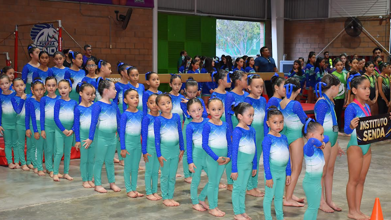 Pequeñinas del Instituto Senda, listas para mostrar lo aprendido.
