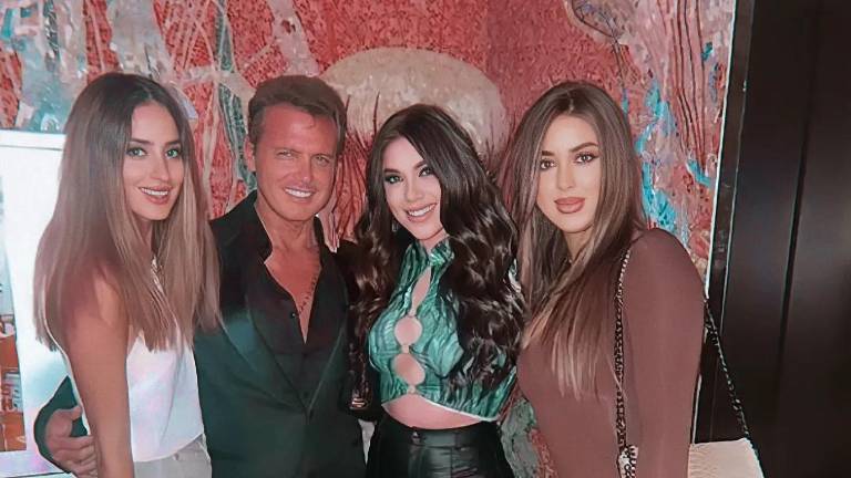 Luis Miguel accedió a tomarse una foto con algunas admiradoras.